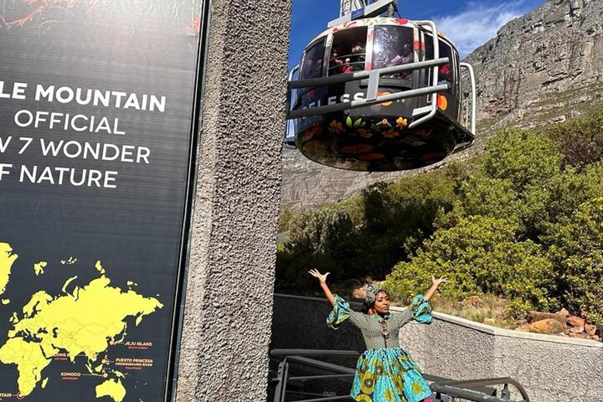 eine Frau steht vor einer Achterbahn