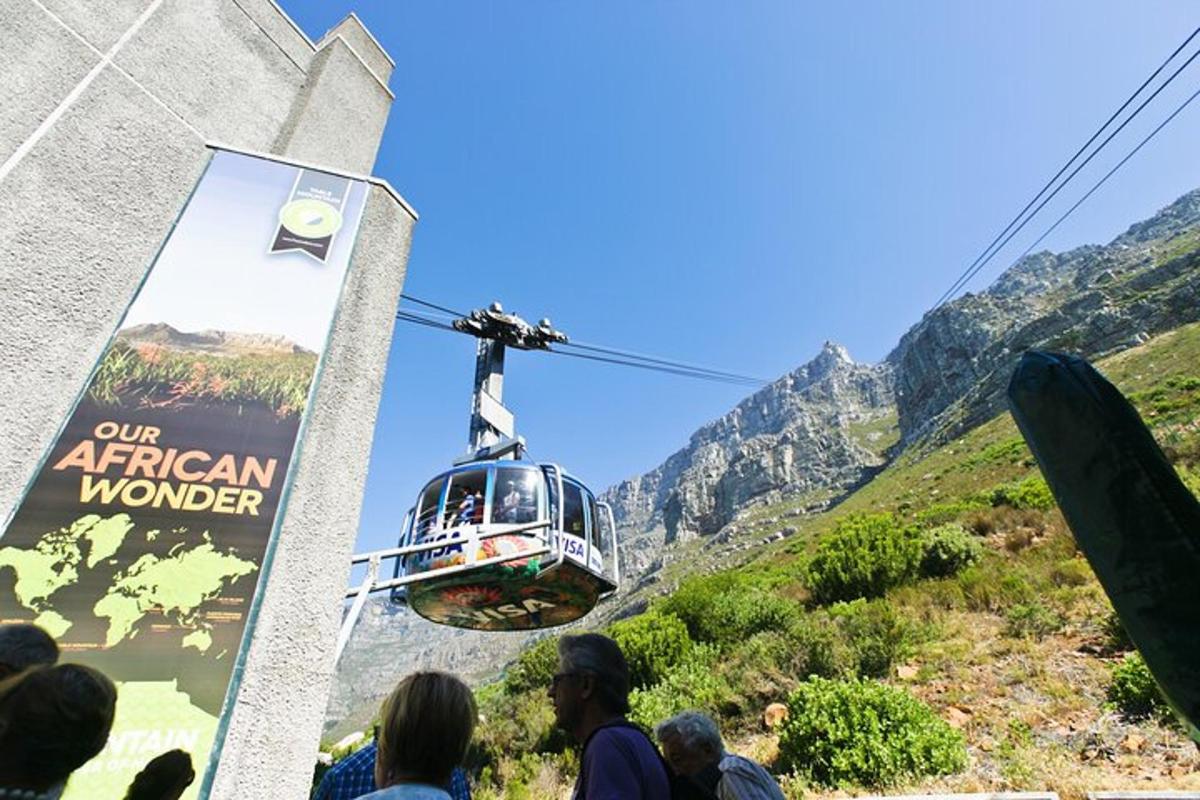 um grupo de pessoas andando de teleférico nas montanhas
