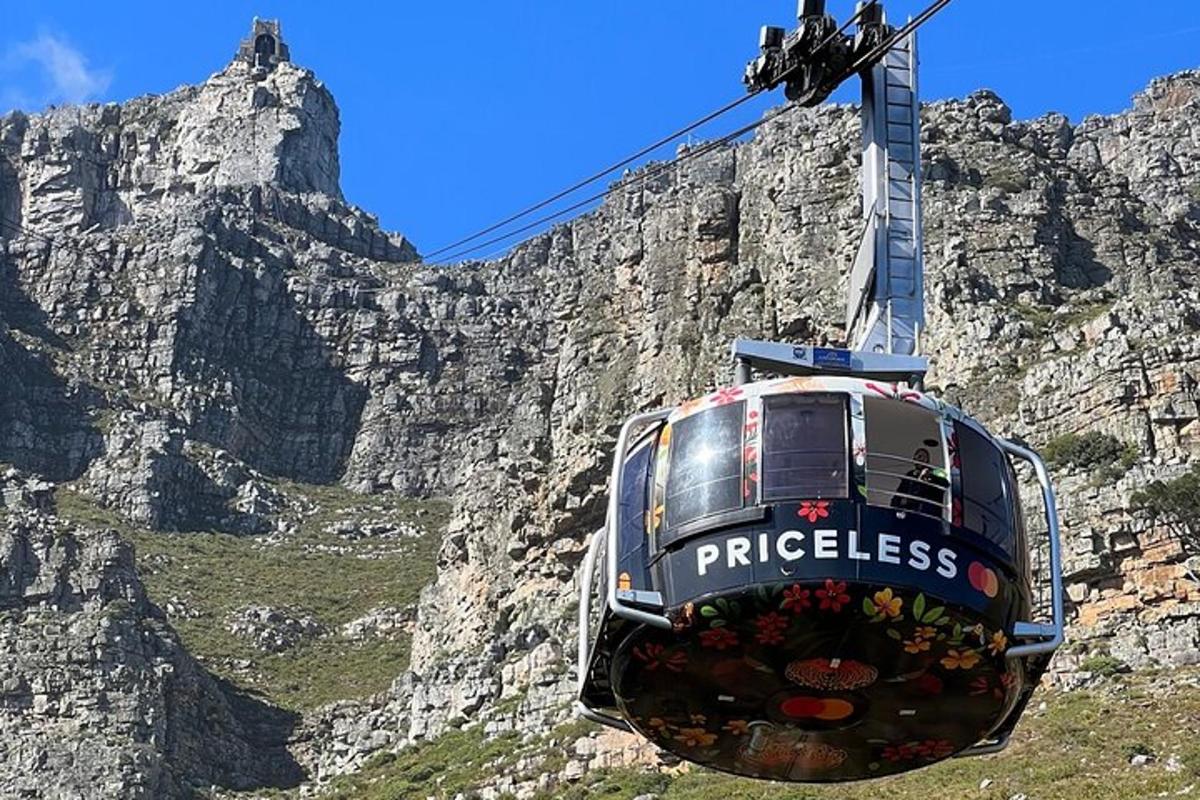 eine Seilbahn vor einem Berg