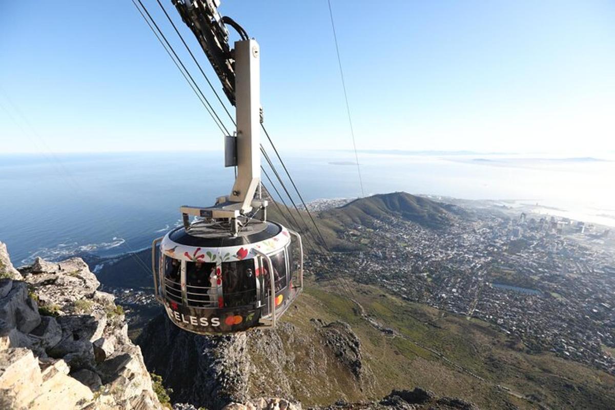 isang cable car sa gilid ng bundok