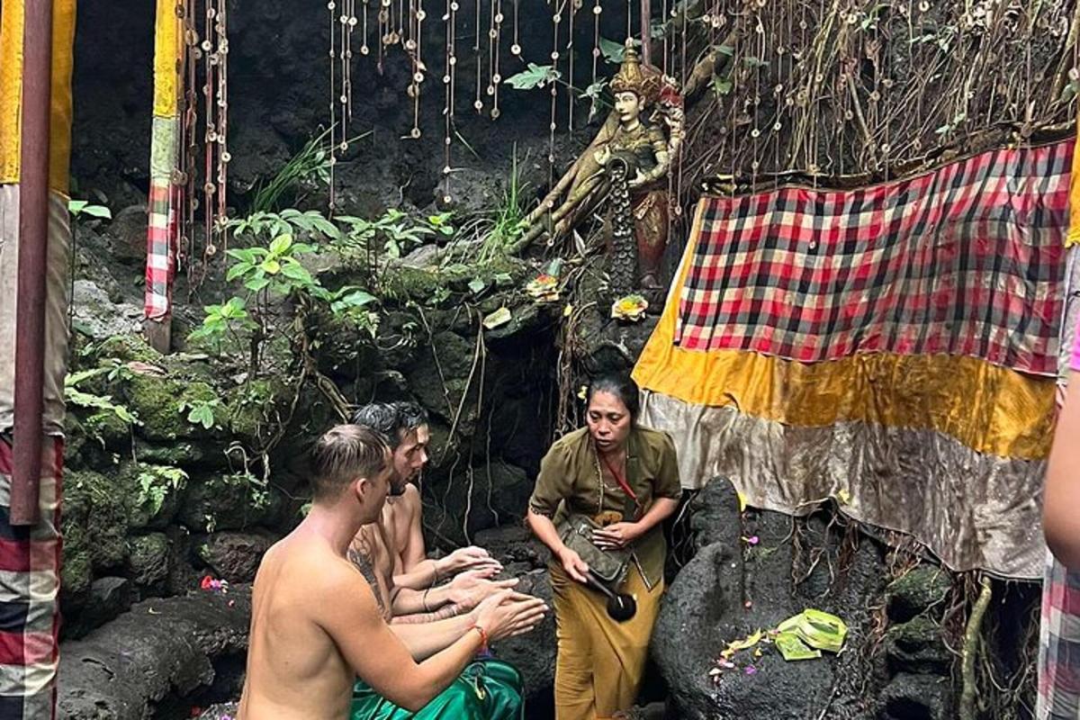 un grup de persones assegudes sobre roques davant d'un escenari