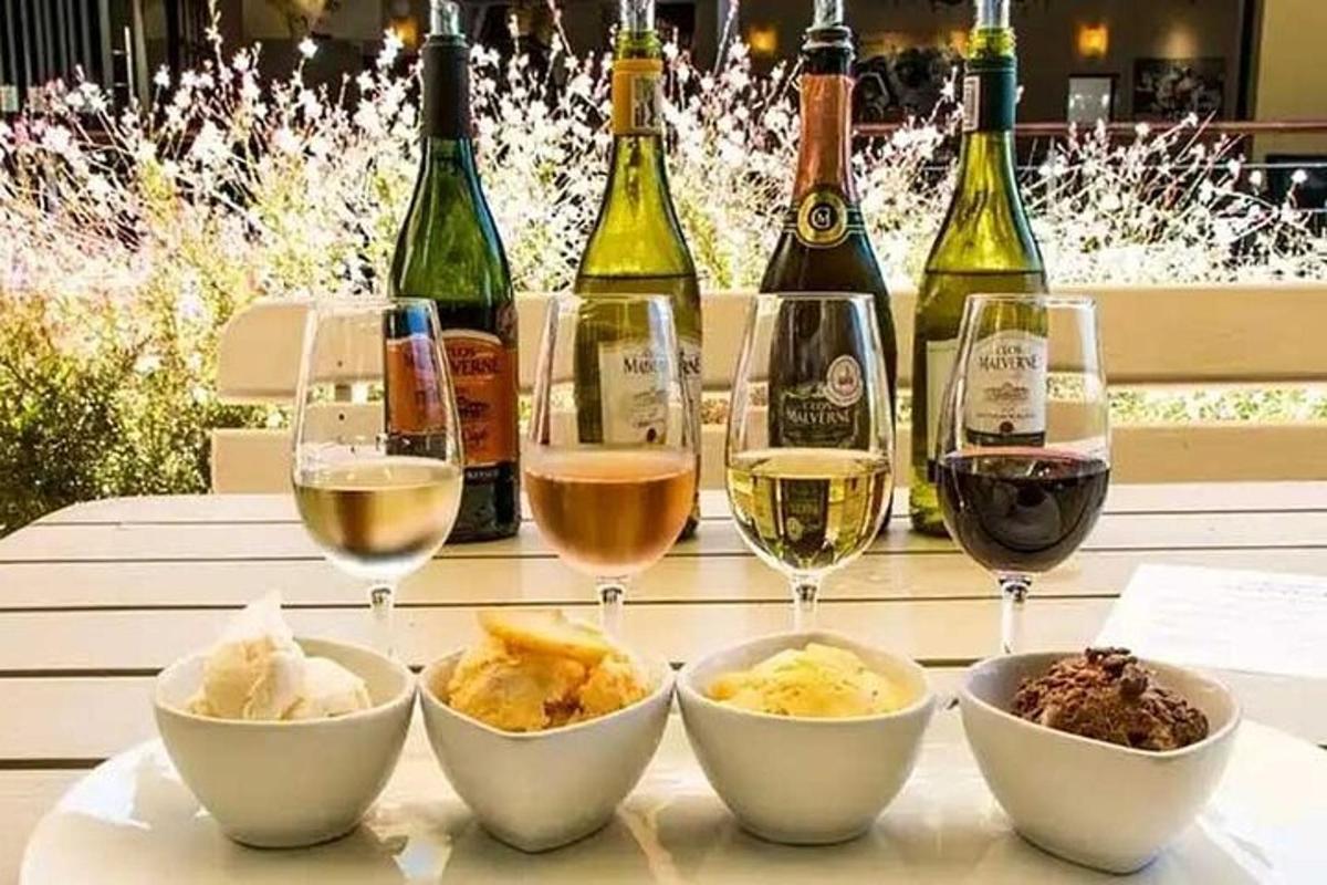 pöytä, jonka päällä on viinilaseja ja ruokakulhoja