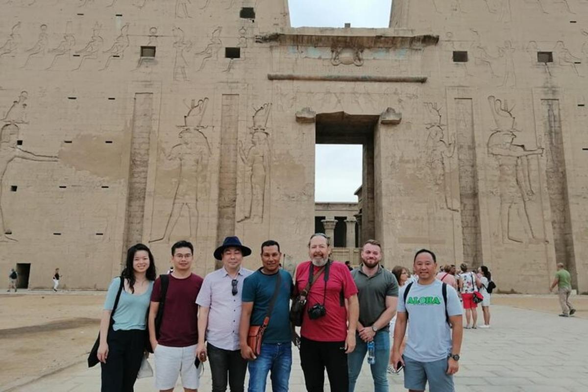 група људи који стоје испред зграде