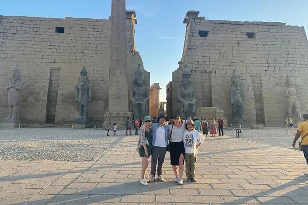 un grup de persones dempeus davant d'un edifici