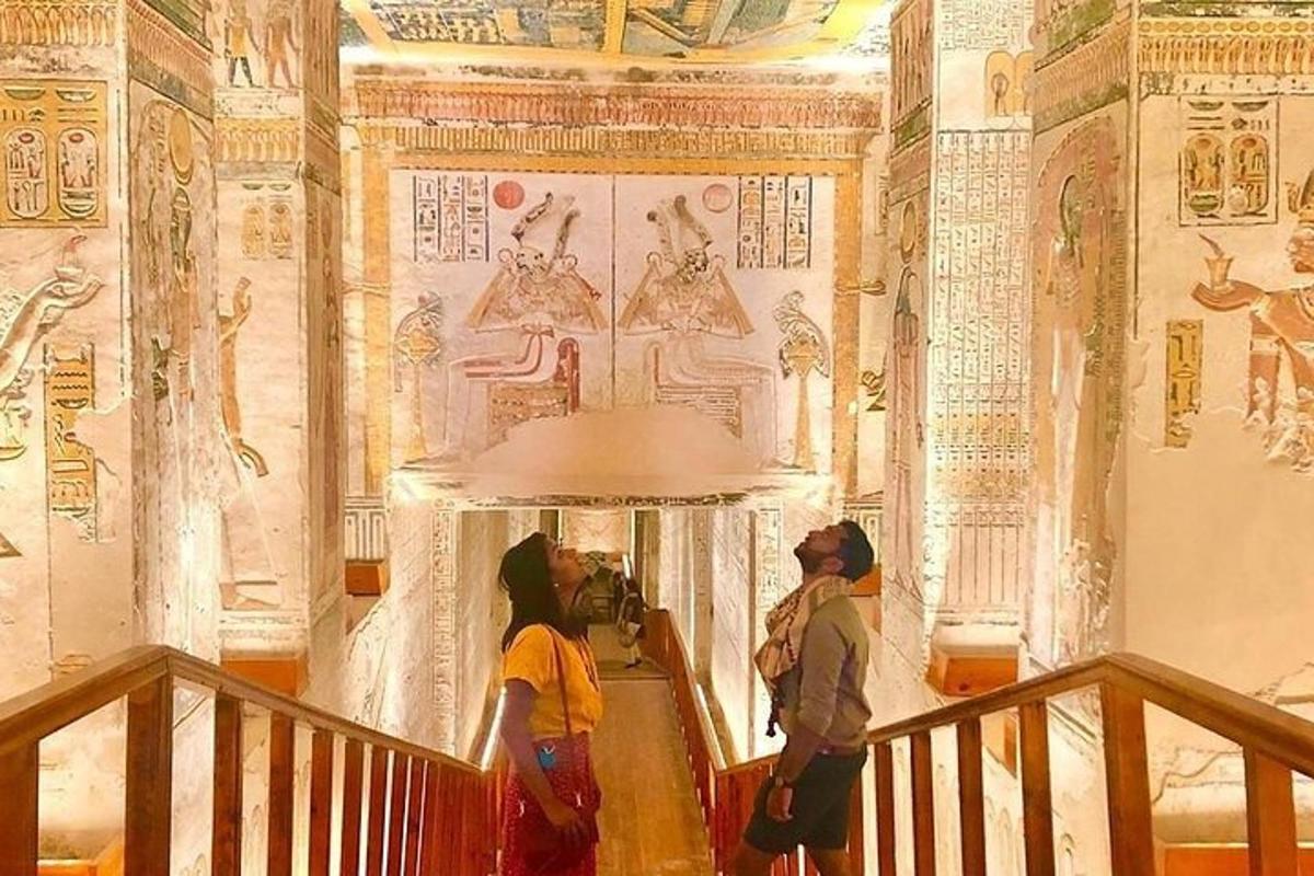 Dos personas tomando una fotografía de un cuadro en un museo.