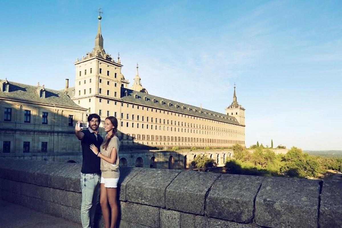 một người đàn ông và một người phụ nữ đứng trên bức tường trước một tòa nhà