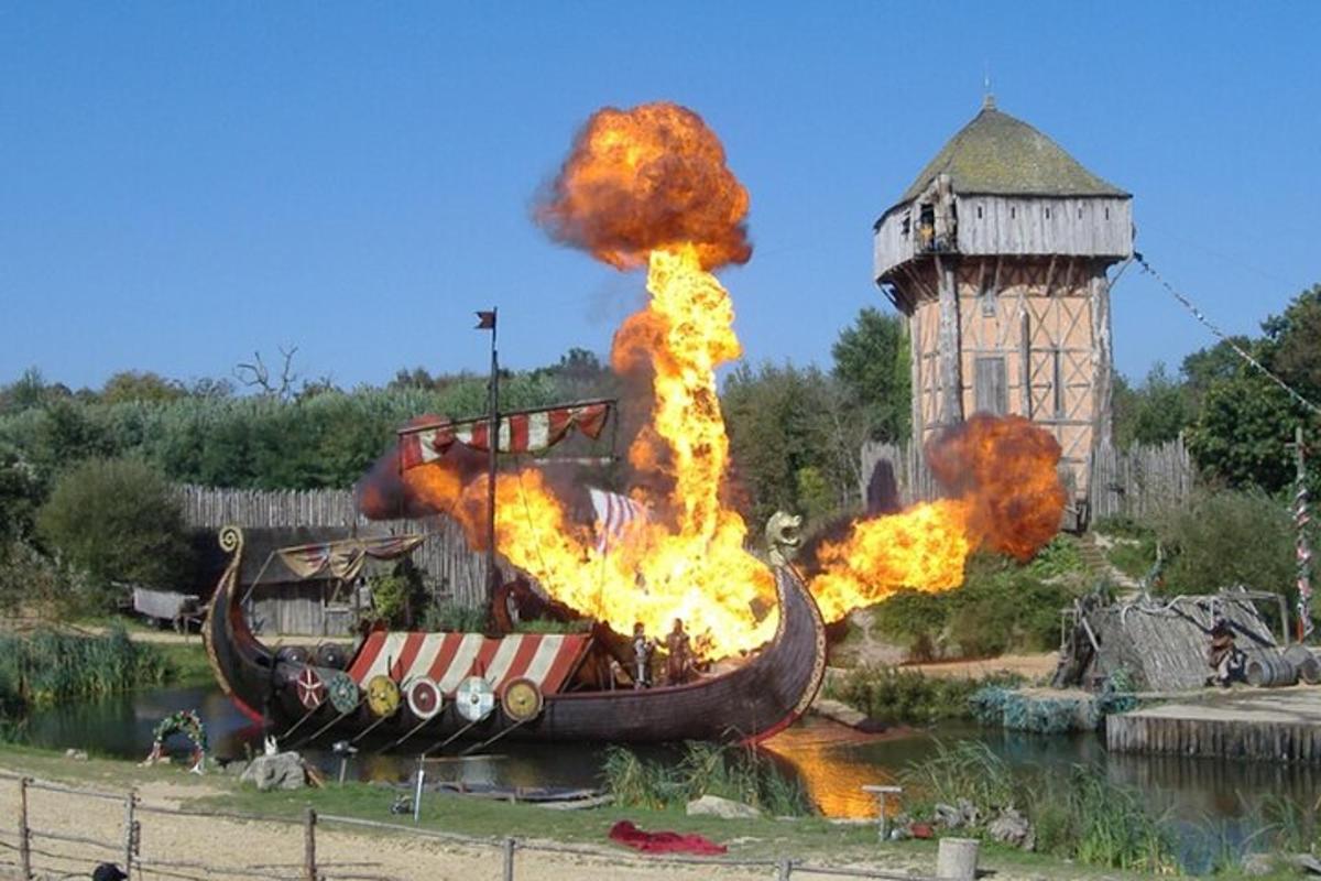 hořící loď s plameny a věží