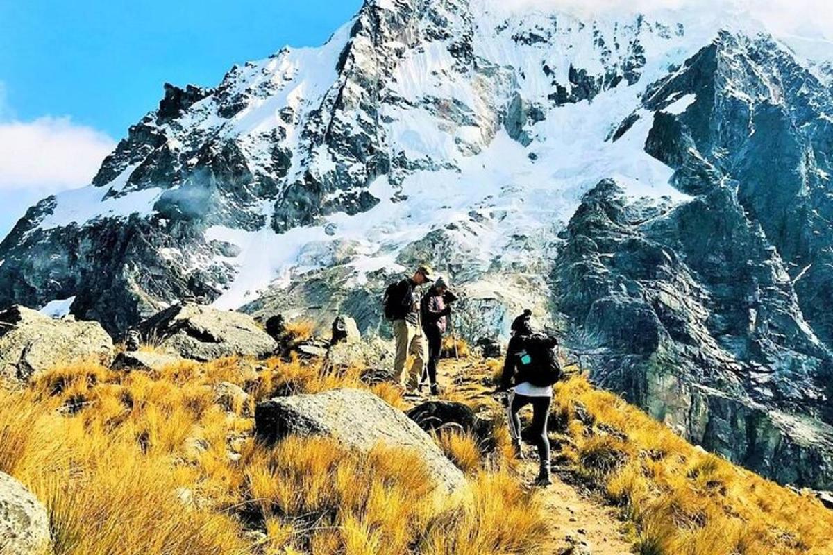 un gruppo di persone che camminano su una montagna
