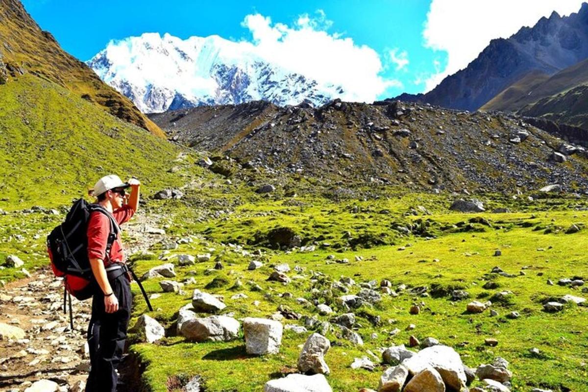 un uomo con uno zaino in piedi su una montagna