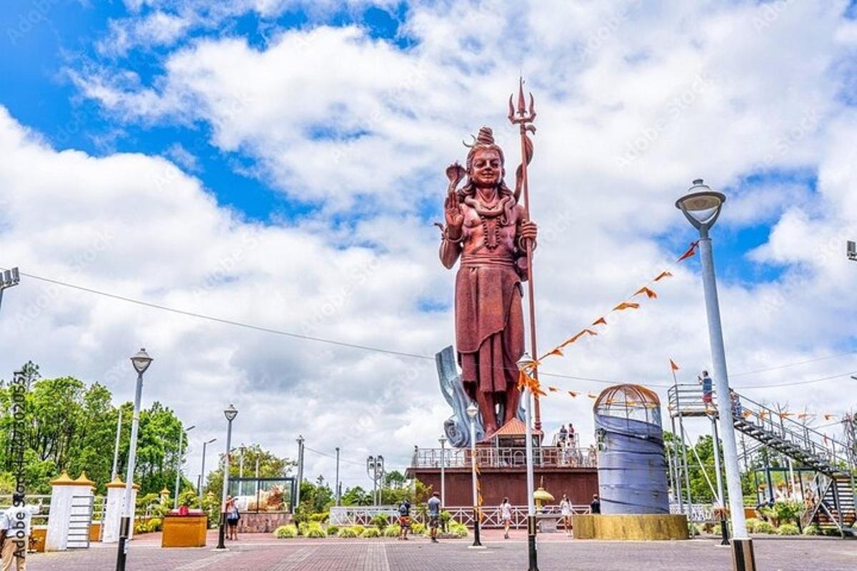 en stor statue af en kvinde foran en bygning