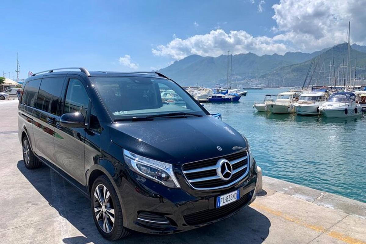 van marki Mercedes-Benz zaparkowany obok mariny