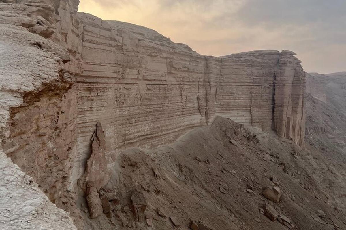 una vista di una scogliera rocciosa nel deserto
