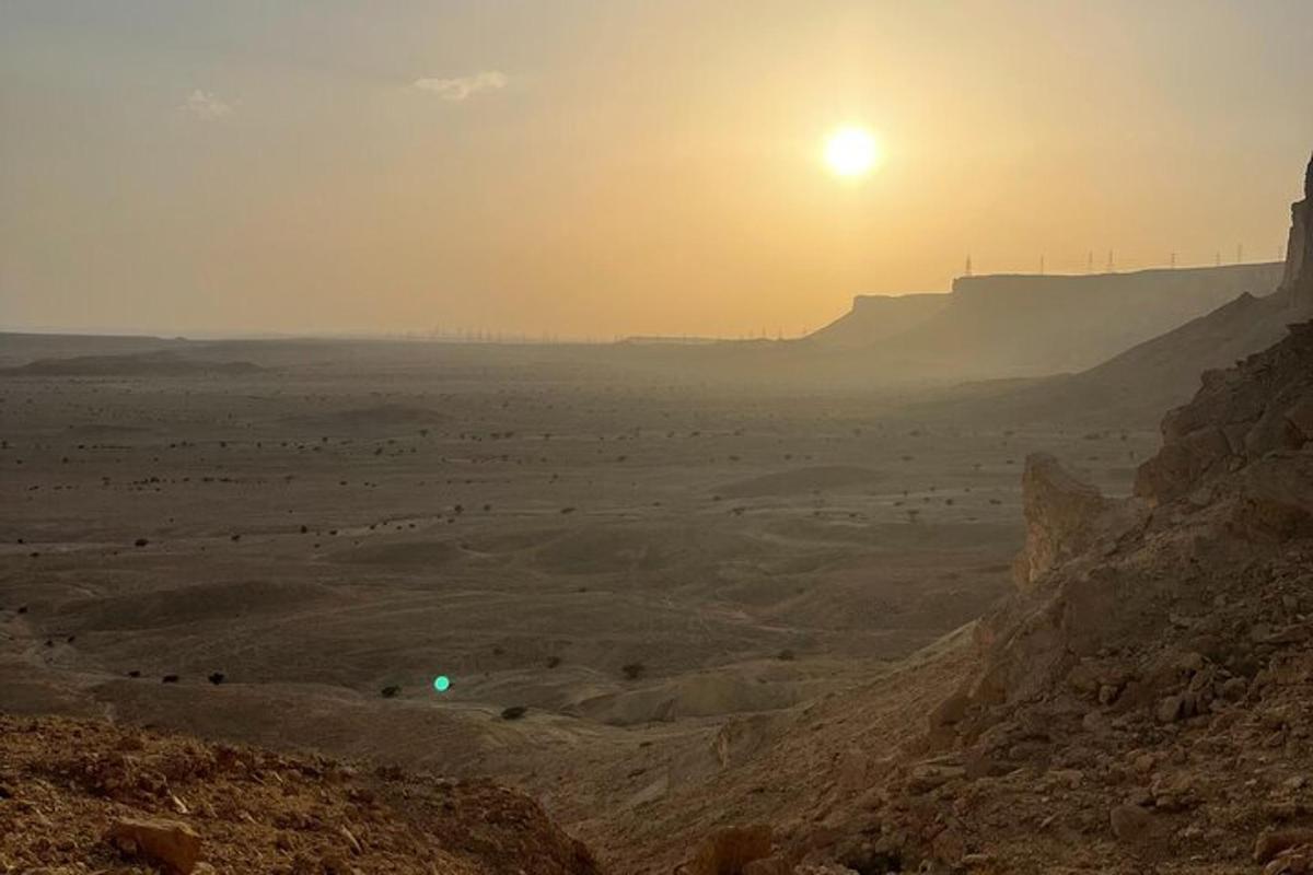 una vista di un deserto con il sole nel cielo