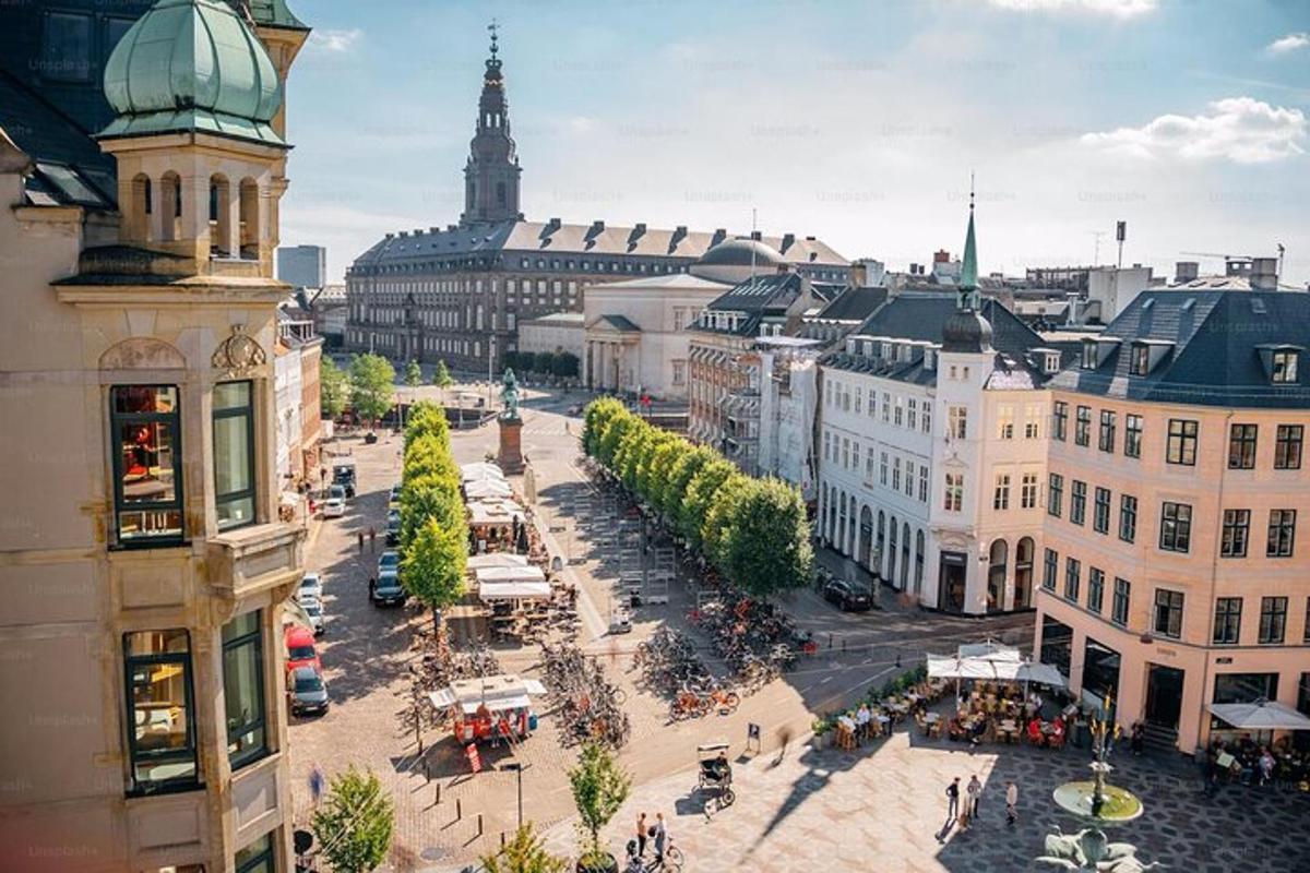 eine Luftaufnahme einer Stadtstraße mit Gebäuden