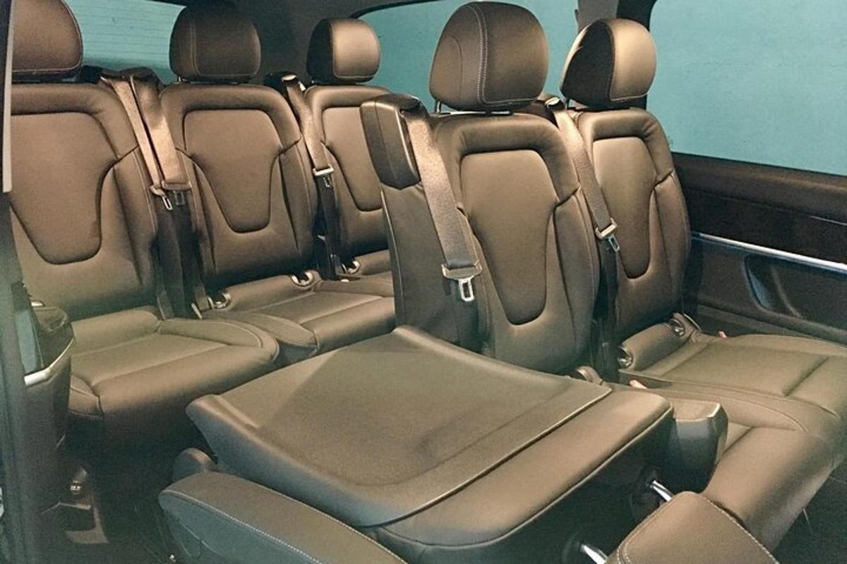 una vista dei sedili posteriori di un'auto