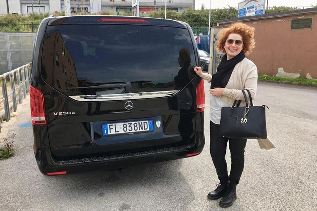žena stojící v zadní části auta