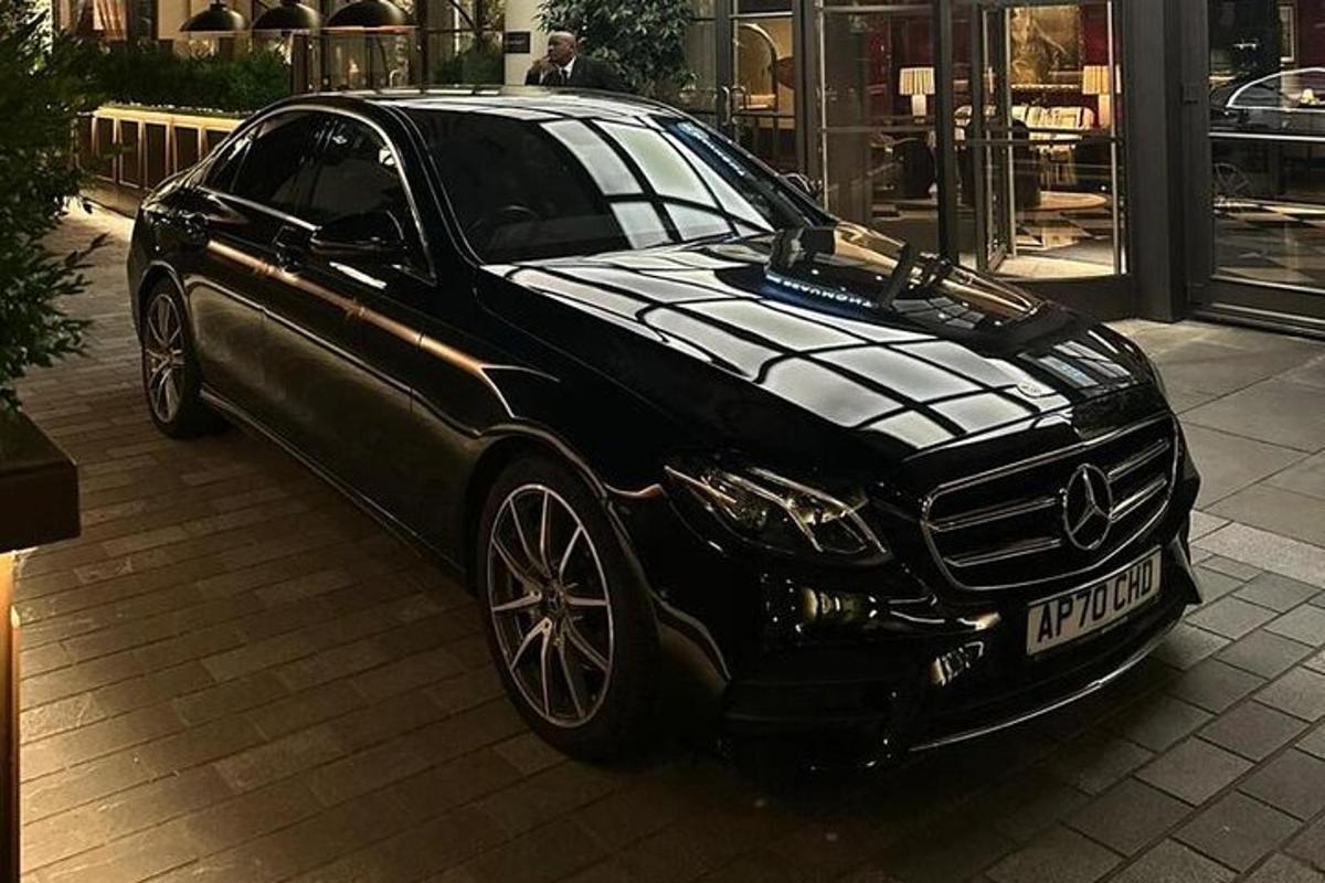 kõnniteele pargitud sõiduauto Mercedes-Benz
