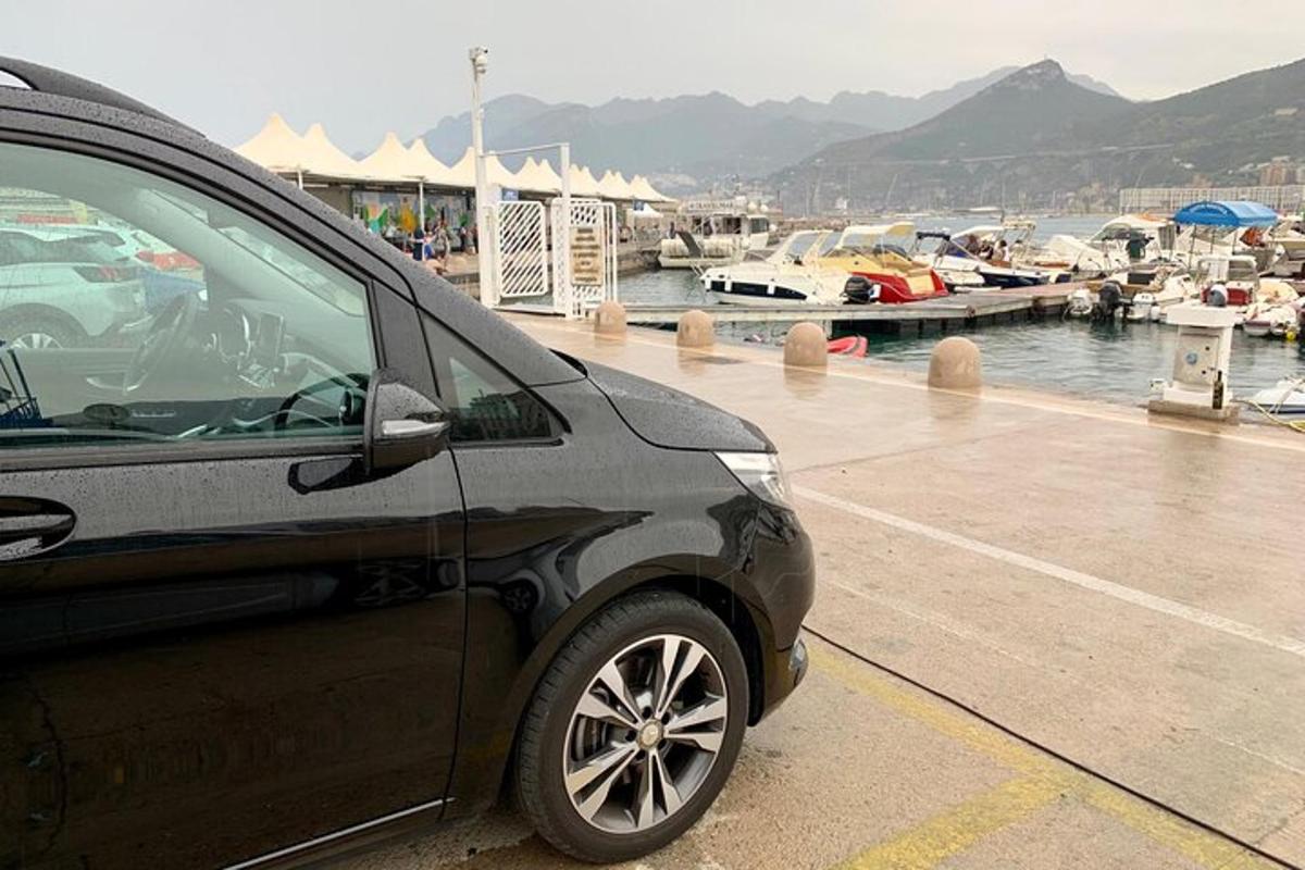 auto zaparkované vedle přístavu s loděmi