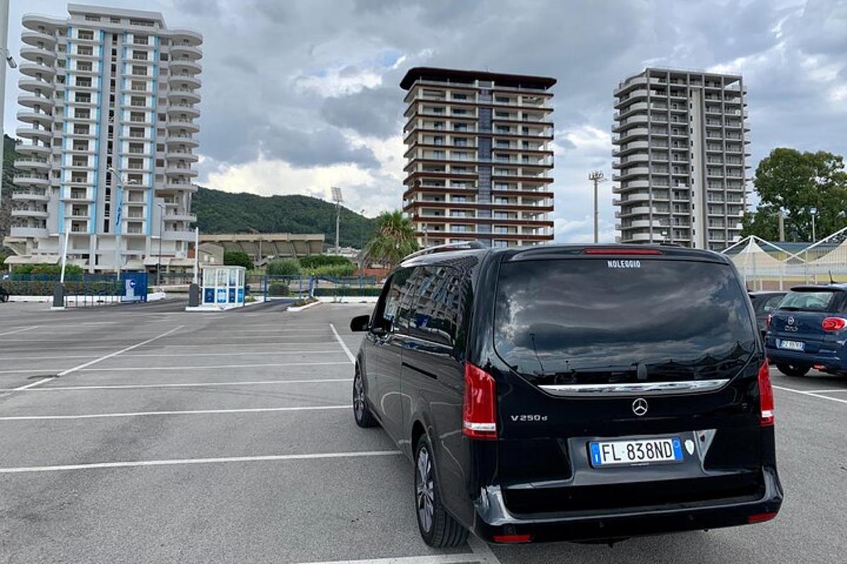černá dodávka zaparkovaná na parkovišti