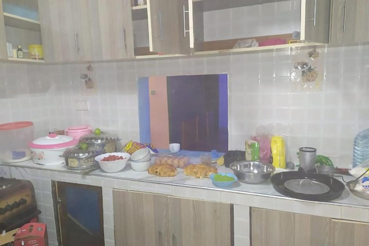 egy konyhapult, rajta étellel