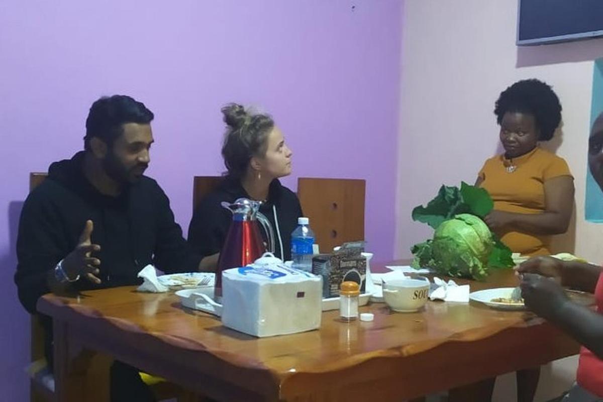 isang grupo ng mga tao na nakaupo sa paligid ng isang mesa
