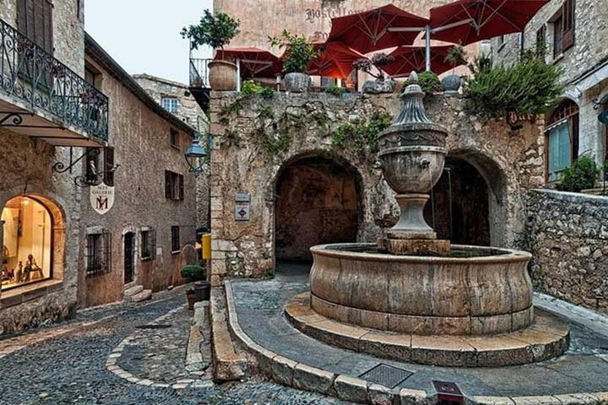 isang water fountain sa isang eskinita sa isang lungsod