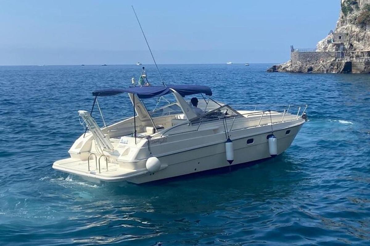 bel čoln v vodi na oceanu