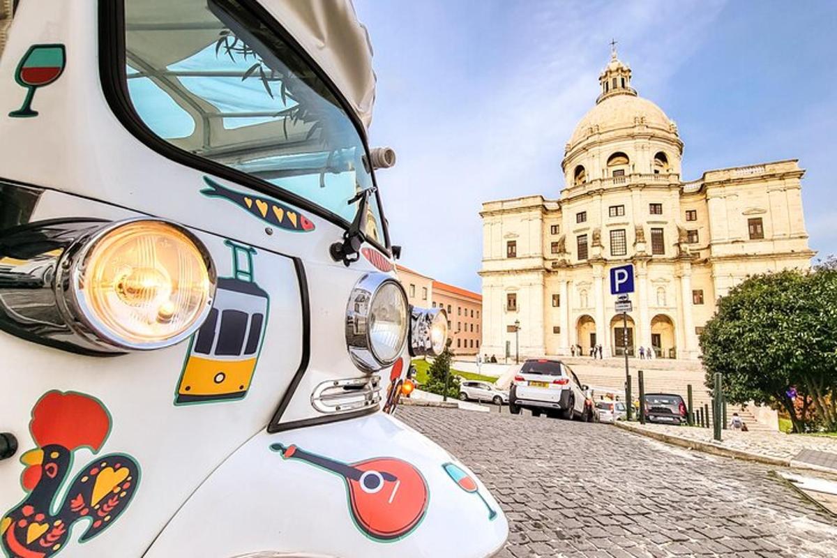dodávka s nálepkami zaparkovaná pred budovou
