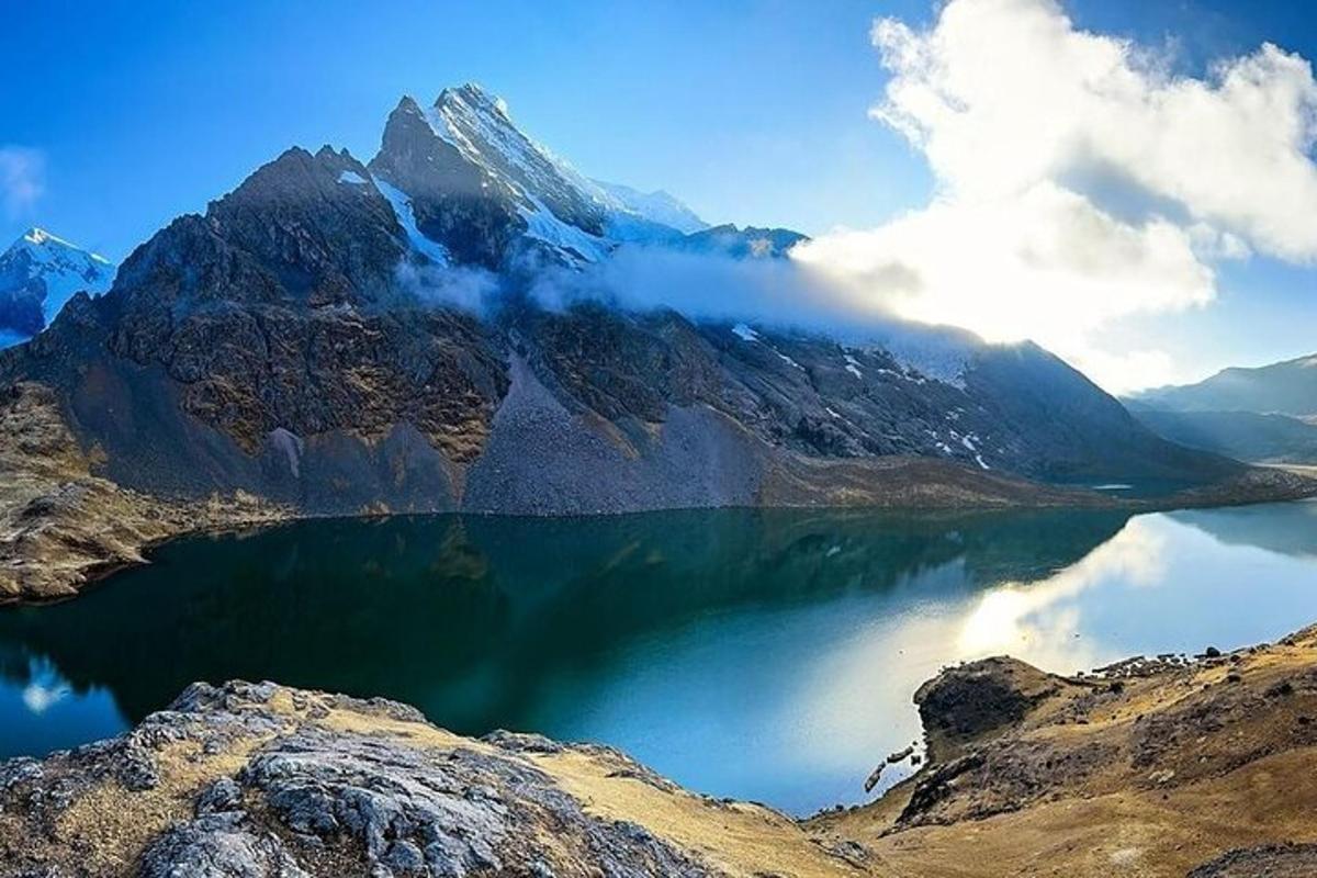 una montagna con un lago di fronte
