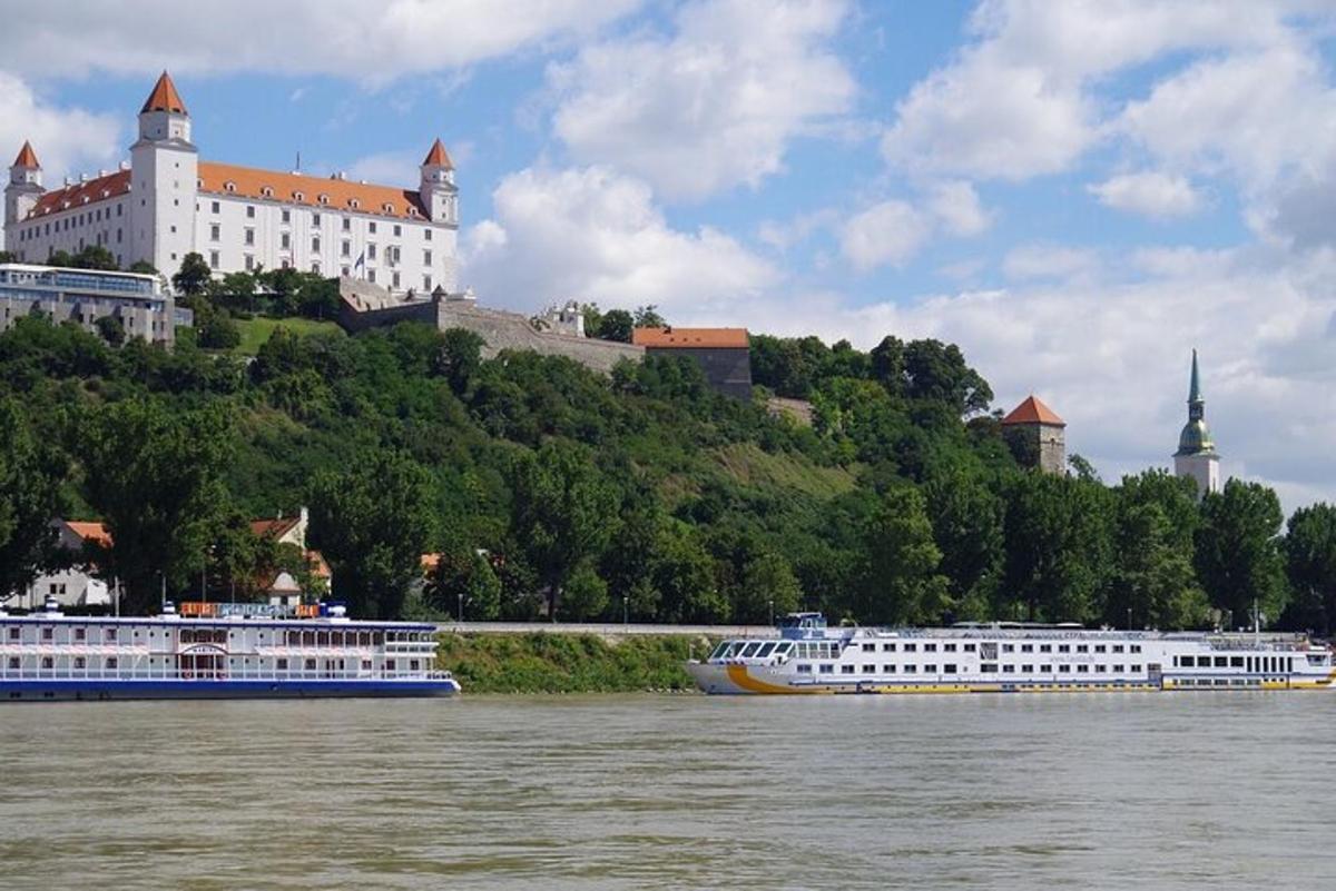 dvě lodě na řece před hradem