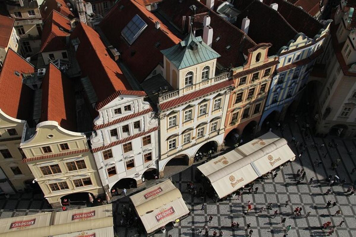 pohled shora na velkou budovu ve městě