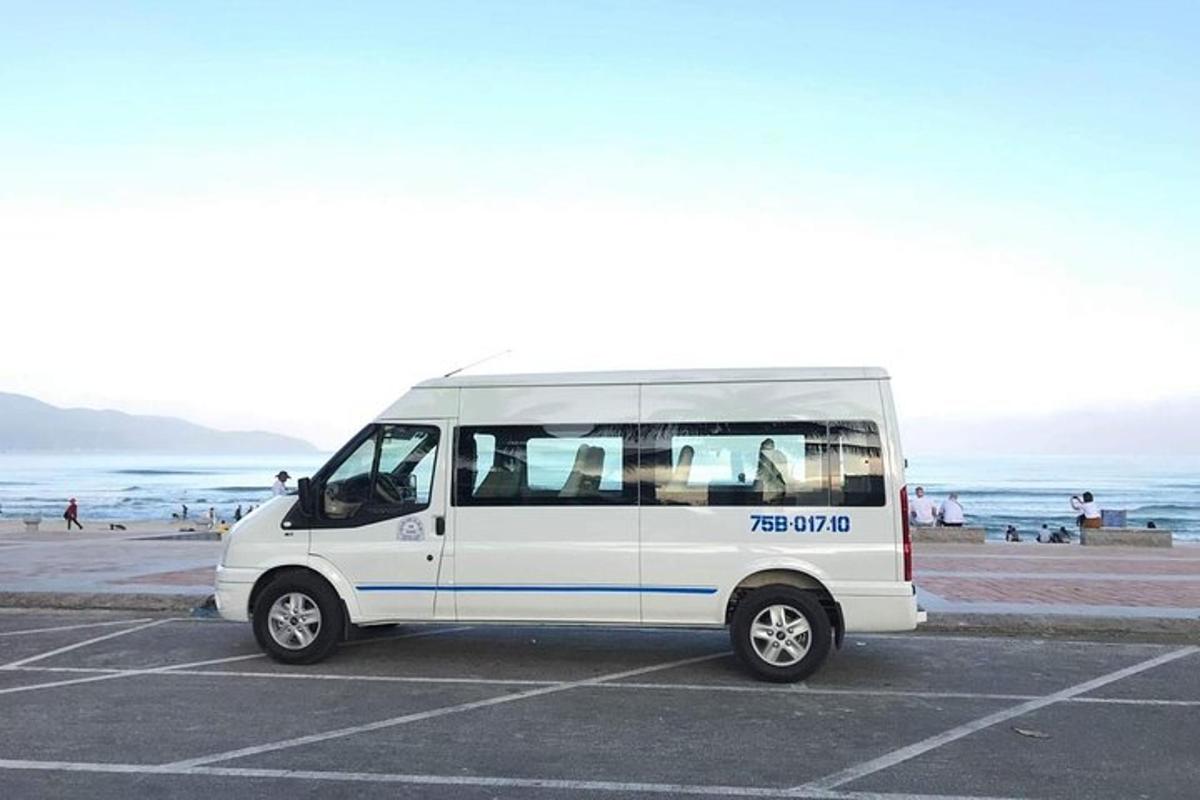 bel kombi parkiran na parkirišču blizu plaže