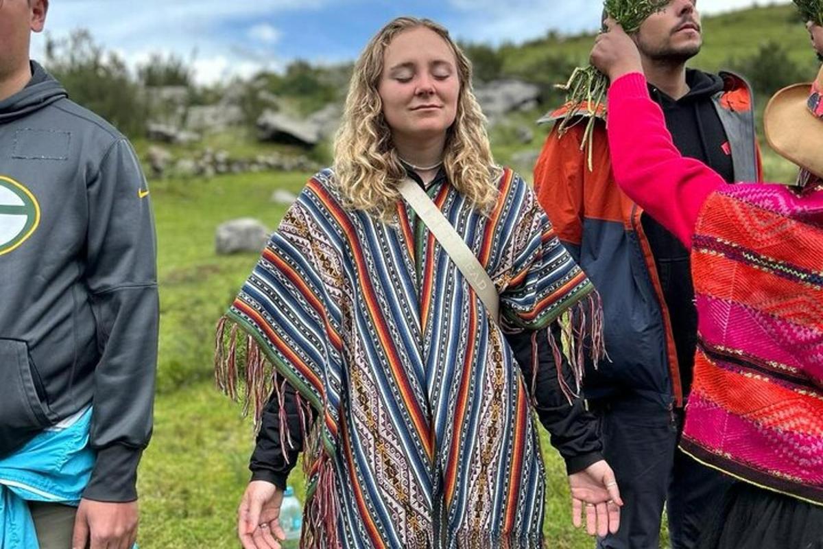 skupina ljudi, ki stojijo na polju