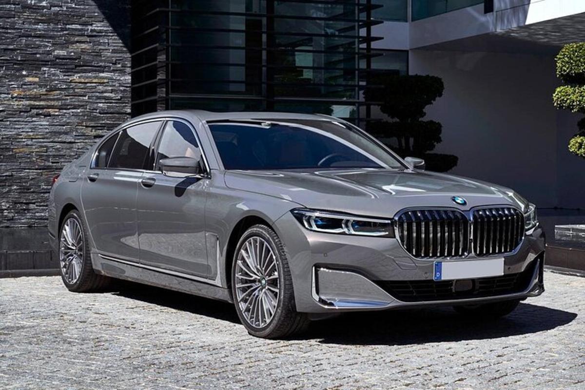 stříbrné BMW zaparkované před budovou