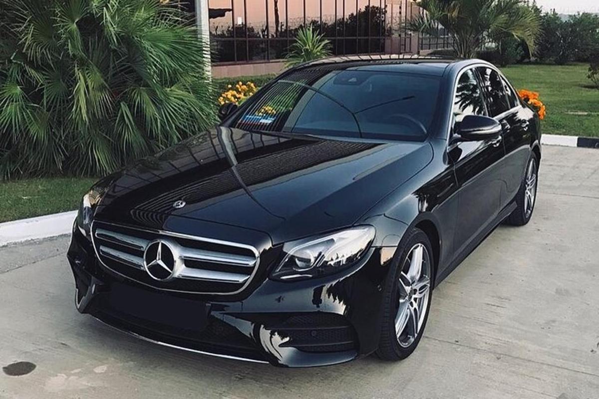 Ένα μαύρο αυτοκίνητο Mercedes Benz παρκαρισμένο σε ένα δρόμο