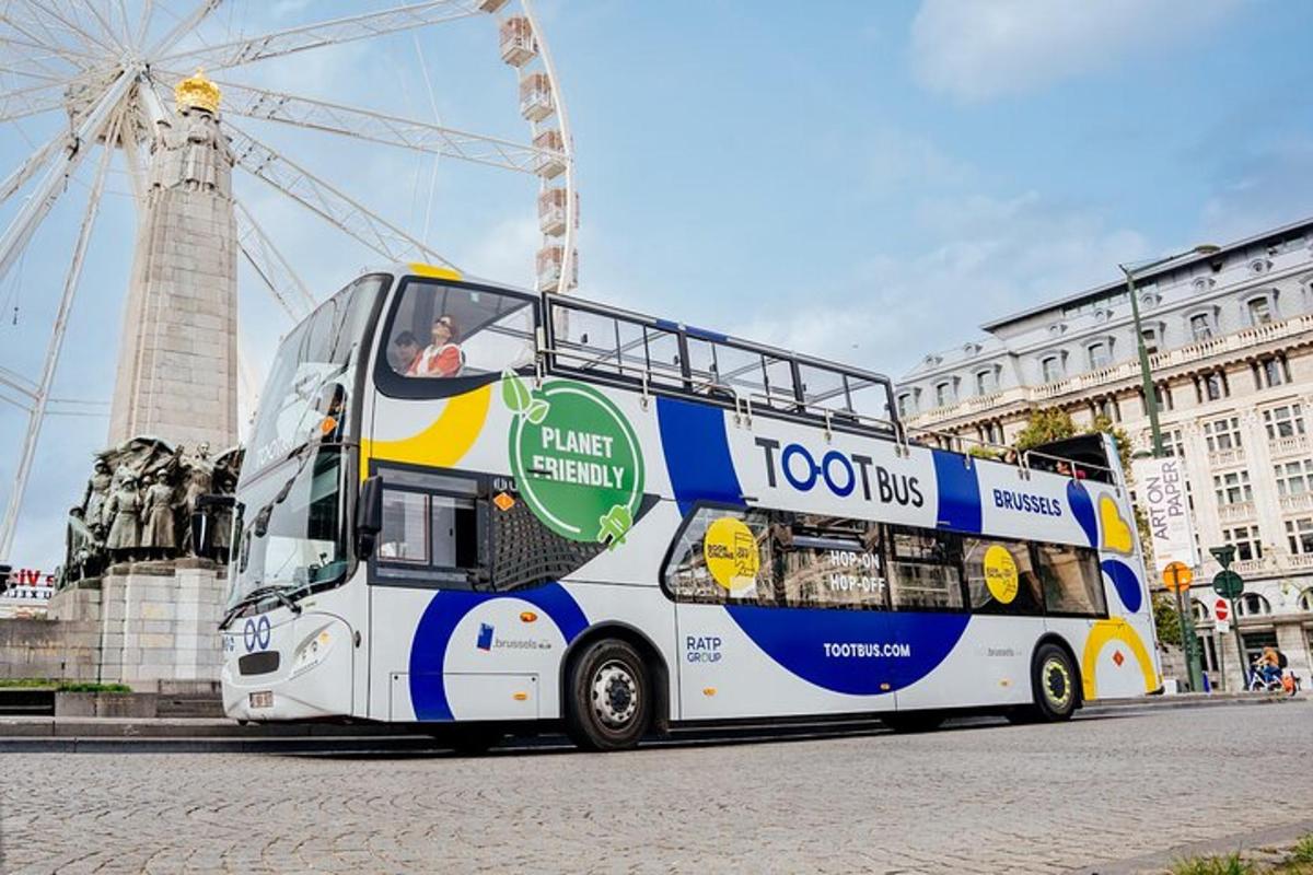 dvoupatrový autobus zaparkovaný před budovou