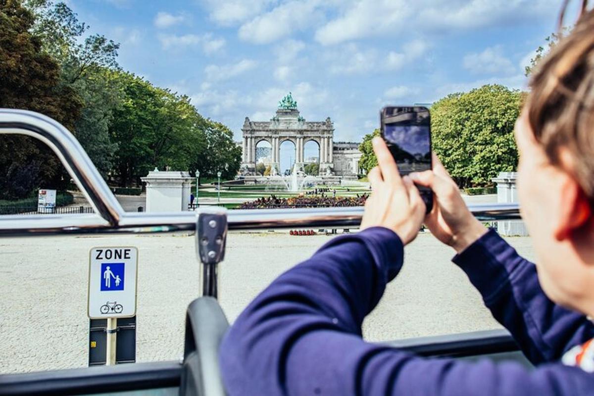 žena fotící budovu mobilním telefonem