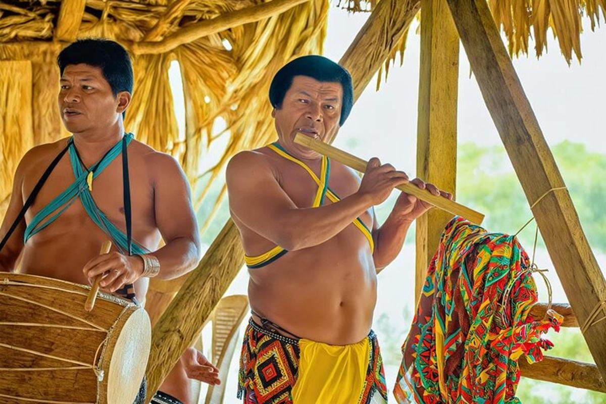 dos hombres tocando música con palos de madera