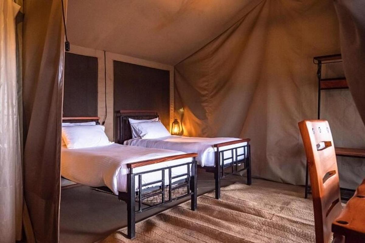 um quarto com duas camas em uma barraca