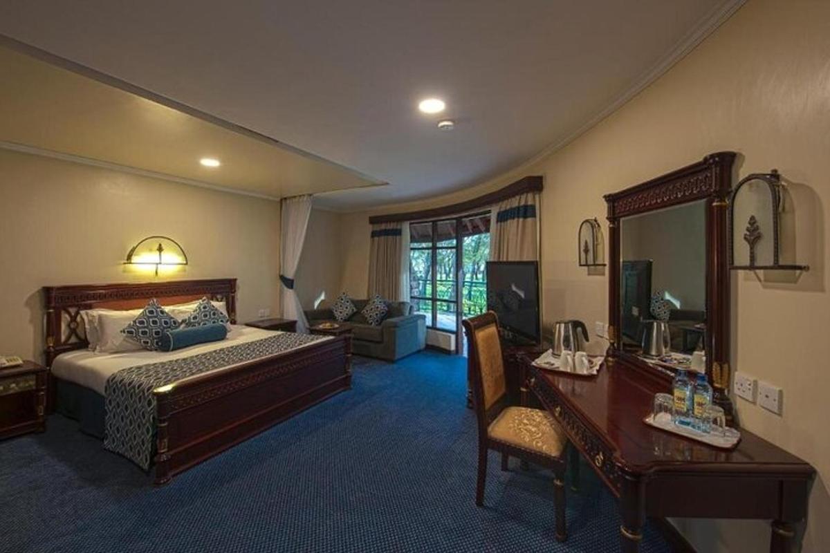 um quarto de hotel com uma cama, uma escrivaninha e uma escrivaninha