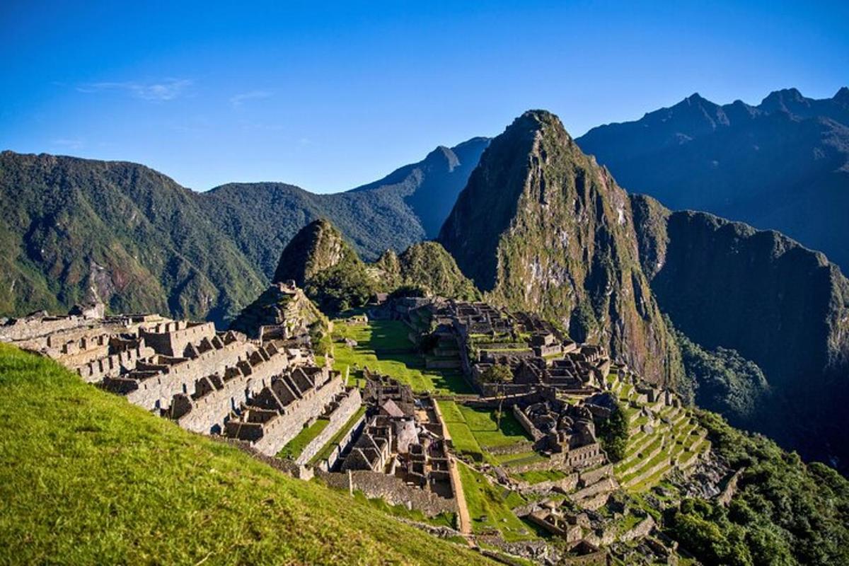 pemandangan reruntuhan Machu Picchu di pegunungan