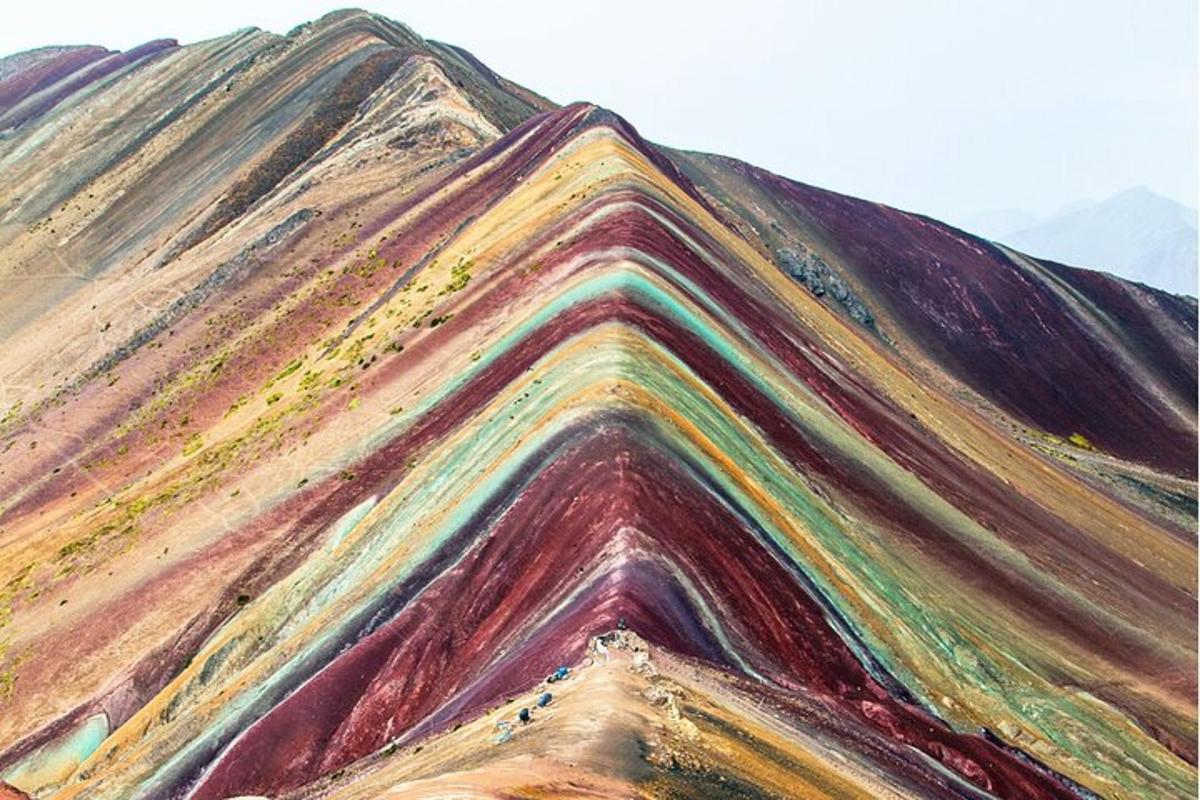 un covor multicolor pe vârful unui munte
