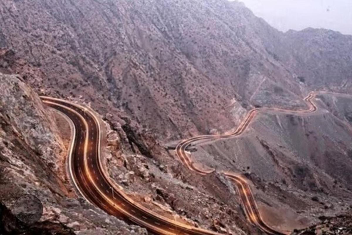 uma estrada sinuosa no meio de uma montanha