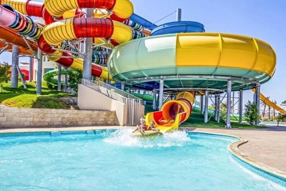 taman air dengan gelongsor air