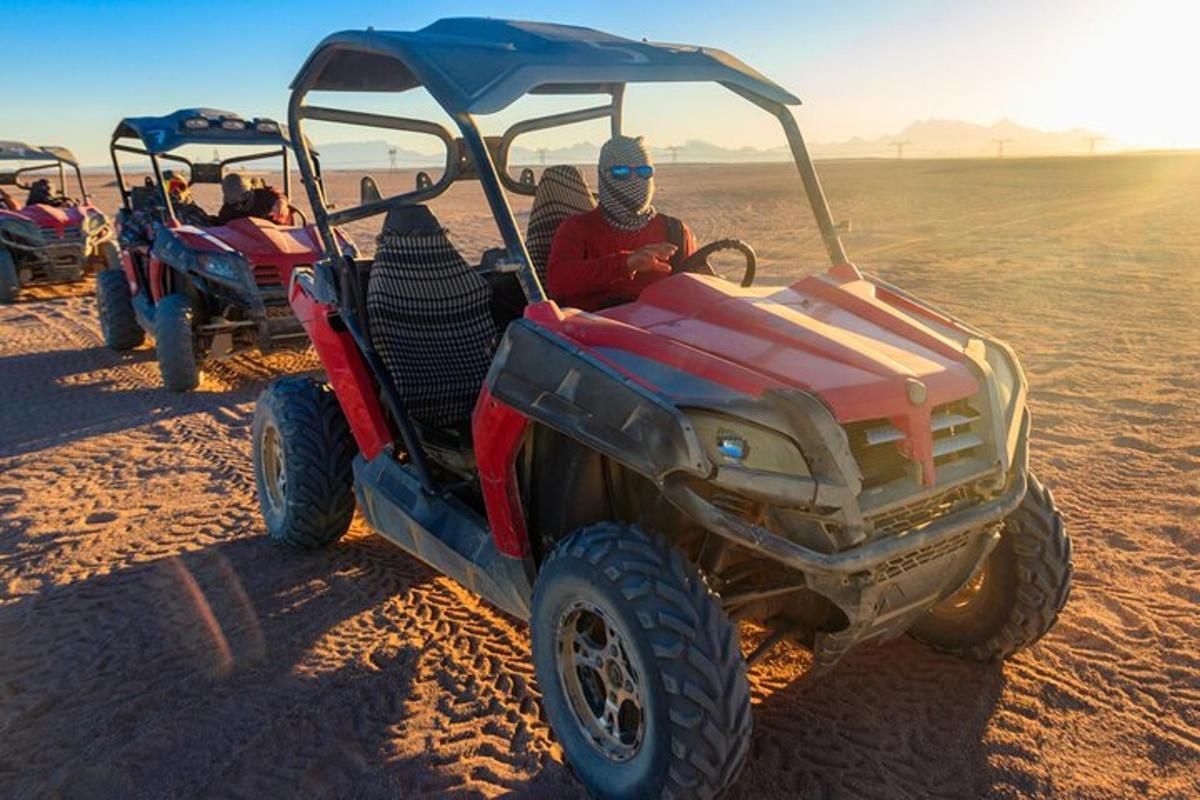 un home que viatja en un quad al desert