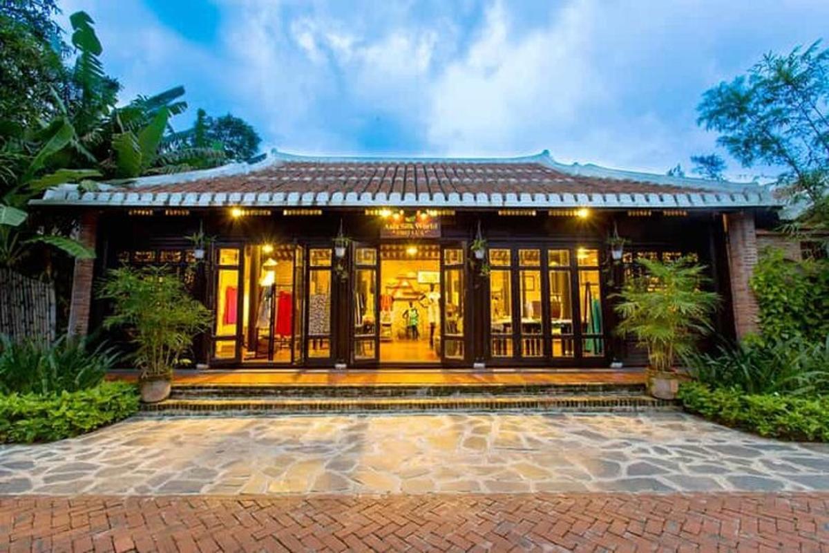 một ngôi nhà có sân gạch ở phía trước