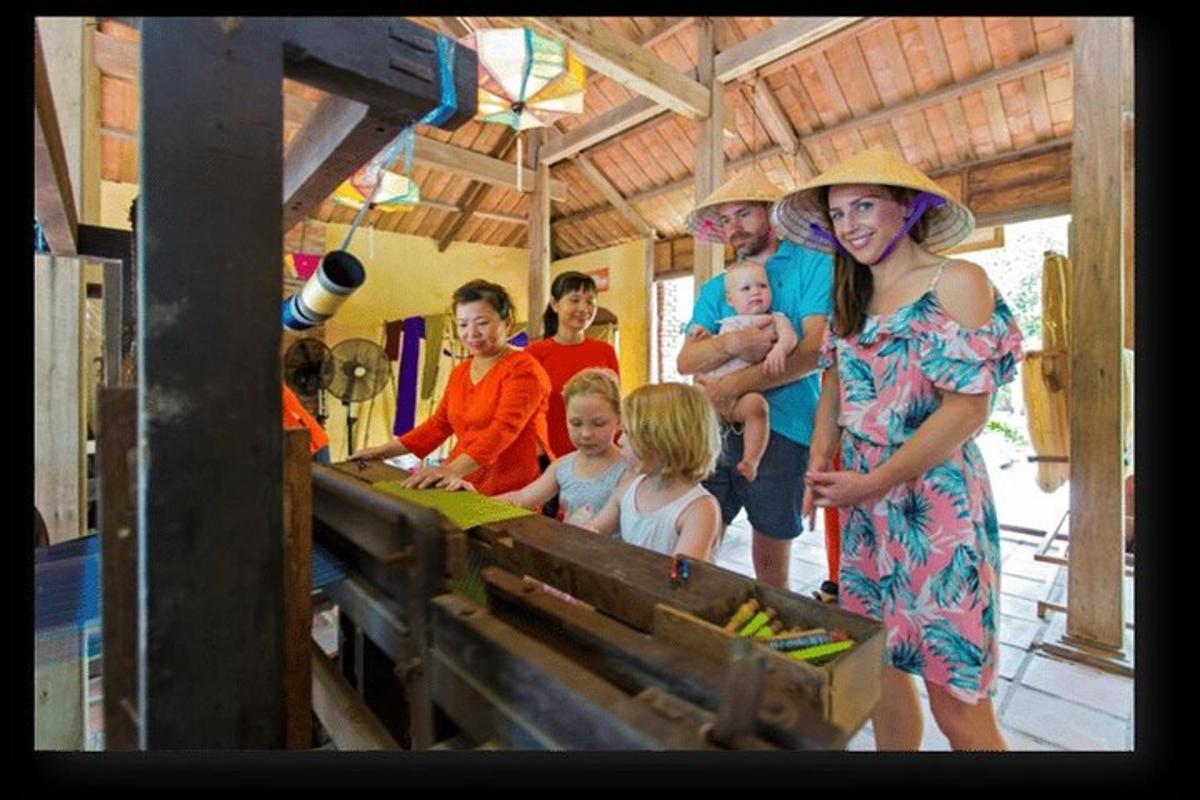 một nhóm người đang đứng xung quanh một cái máy
