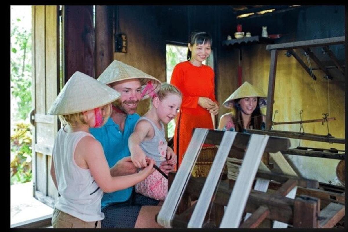 một nhóm người đội mũ châu Á trong một căn phòng