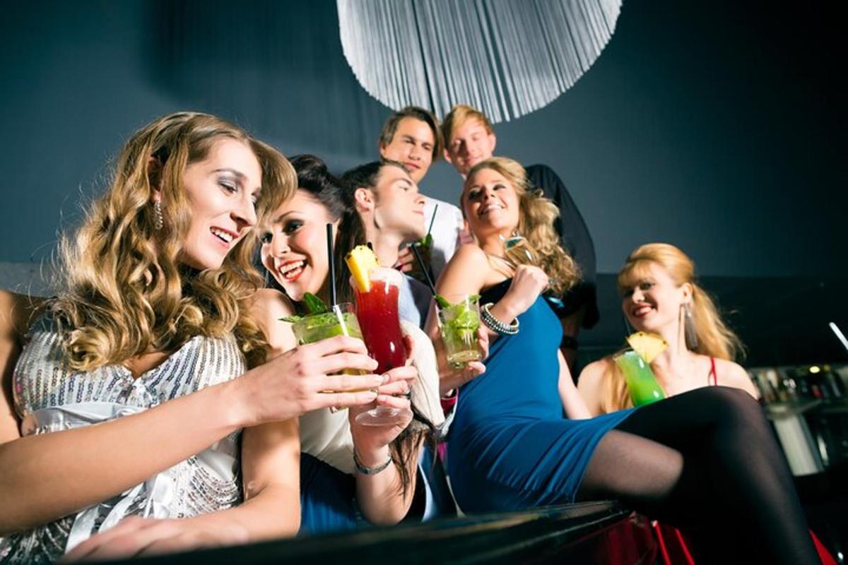 um grupo de pessoas sentadas juntas segurando bebidas