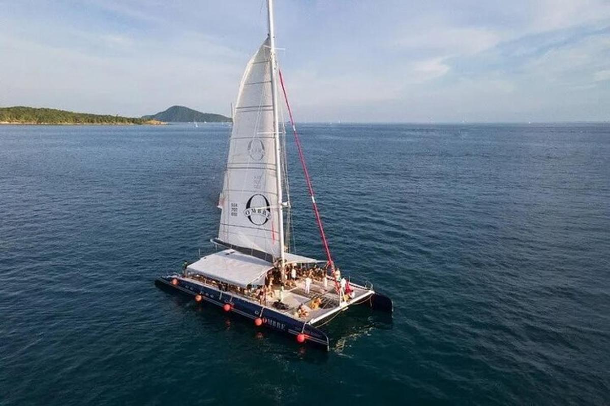 una barca a vela in mezzo all'acqua